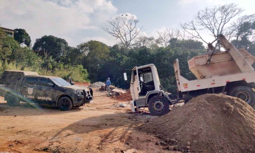 Barra Mansa: Guarda Ambiental apreende caminhão por descarte irregular